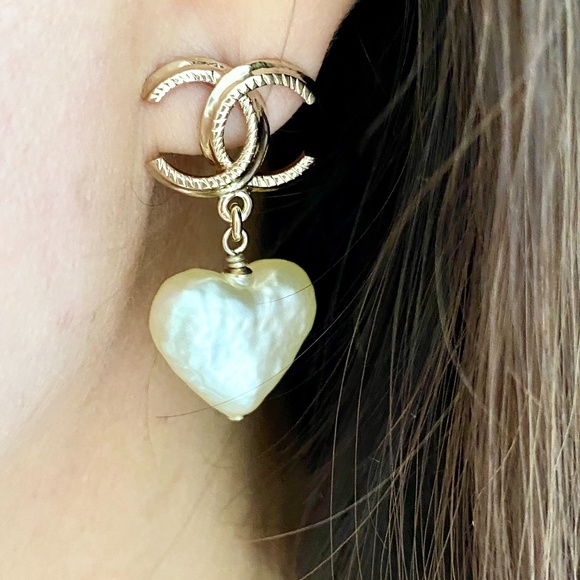2024 REV CHANEL GOLD CC LOGO HEART SHAPE PEARLS DANGLE EARRINGS